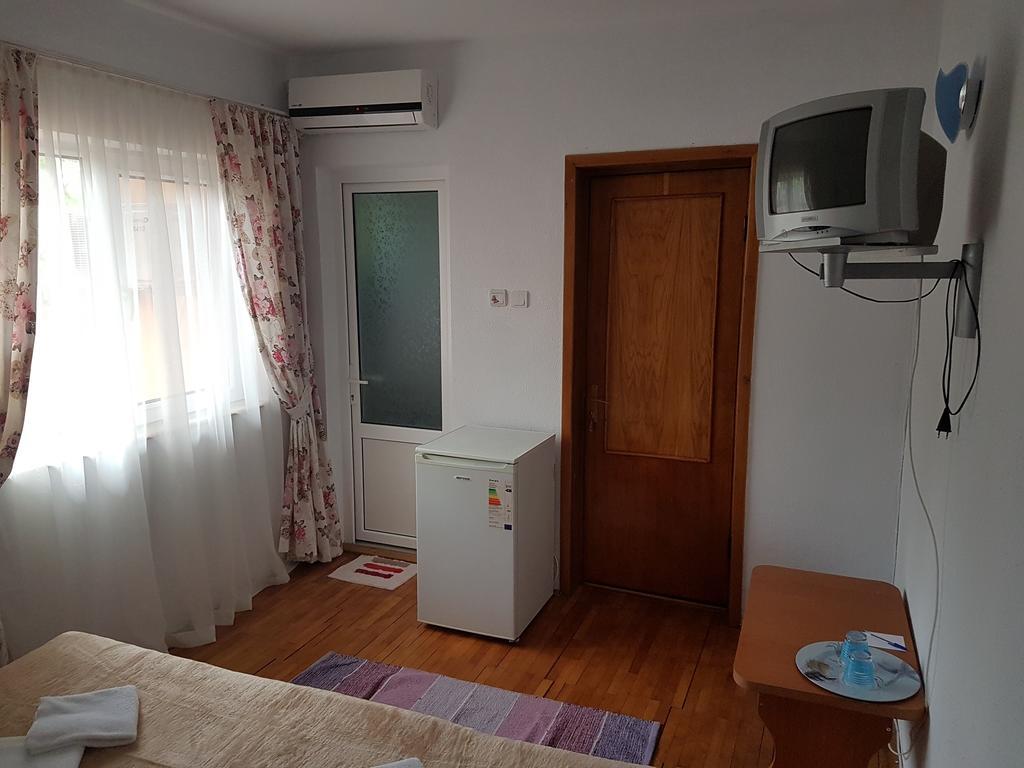 Pensiunea Casa Johnelly Костинещи Екстериор снимка