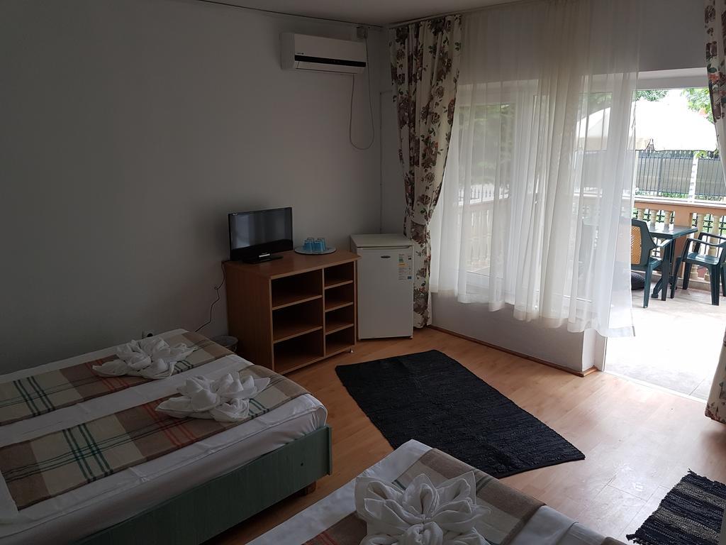 Pensiunea Casa Johnelly Костинещи Екстериор снимка