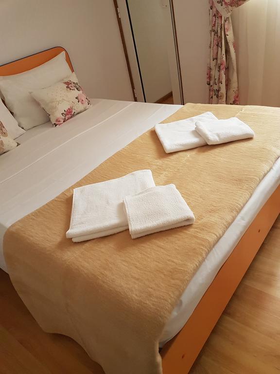 Pensiunea Casa Johnelly Костинещи Екстериор снимка
