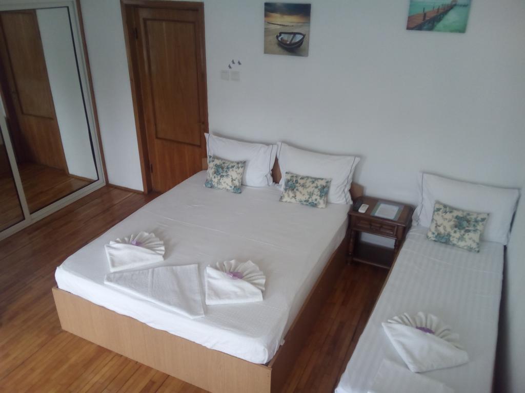Pensiunea Casa Johnelly Костинещи Екстериор снимка
