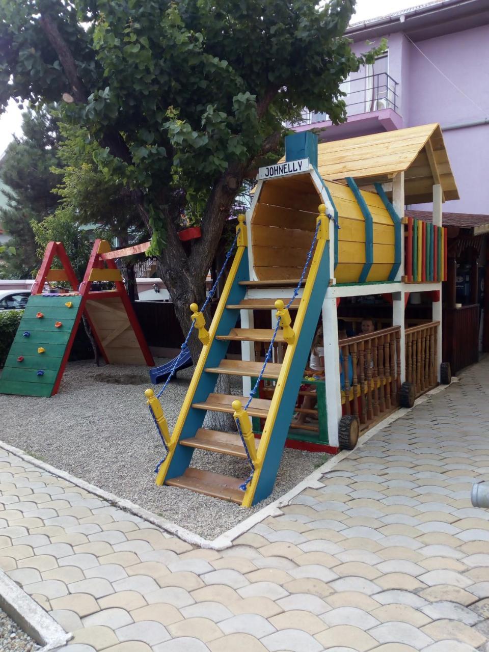 Pensiunea Casa Johnelly Костинещи Екстериор снимка